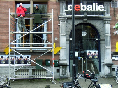 maart roert zijn staart