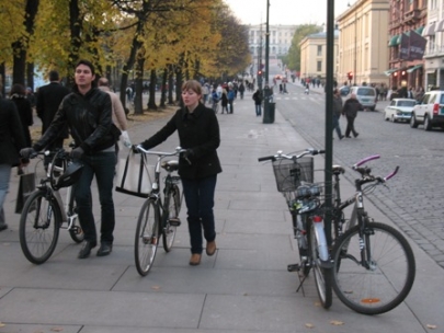 walking downstreet in oslo
