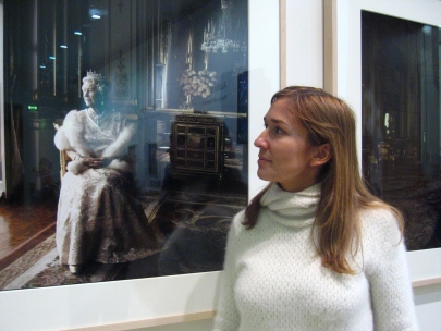 staring at the queen