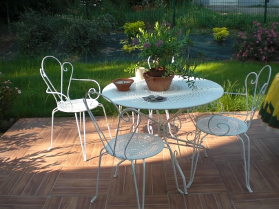 sunny morning, let's have coffee outside