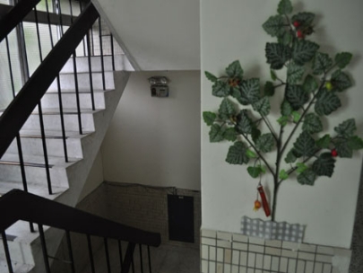  階 和木 (stairs and tree)